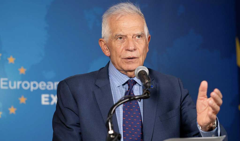 جوزپ بورل در حال سخنرانی در نشست بارسلون درباره بحران لبنان