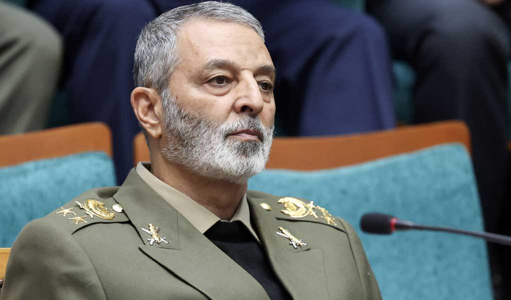 امیر سرلشکر موسوی فرمانده کل ارتش جمهوری اسلامی ایران در حال قرائت پیام شهادت کارکنان پدافند هوایی