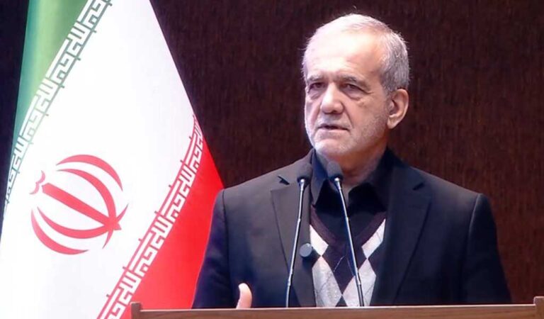 دکتر پزشکیان در حال سخنرانی در سی‌امین جشنواره تحقیقات و فناوری علوم پزشکی رازی
