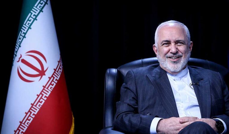 حضور محمدجواد ظریف در نمایش فیلم خدای جنگ در برج میلاد