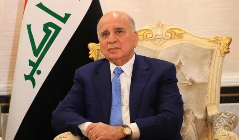 فواد حسین وزیر خارجه عراق در حال اعلام مواضع دیپلماتیک کشورش درباره ایران و آمریکا