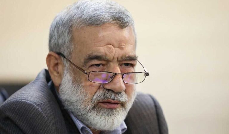 کامران غضنفری در حال سخنرانی در تجمع علیه ظریف