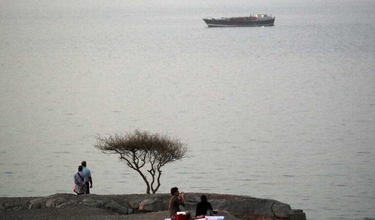 نفتکش‌های غول‌پیکر در حال عبور از تنگه استراتژیک هرمز