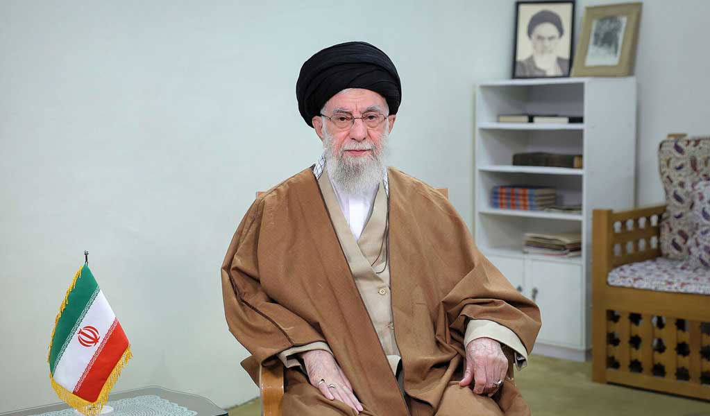 رهبر انقلاب در حال ایراد پیام نوروزی ۱۴۰۴ با تأکید بر سرمایه‌گذاری برای تولید