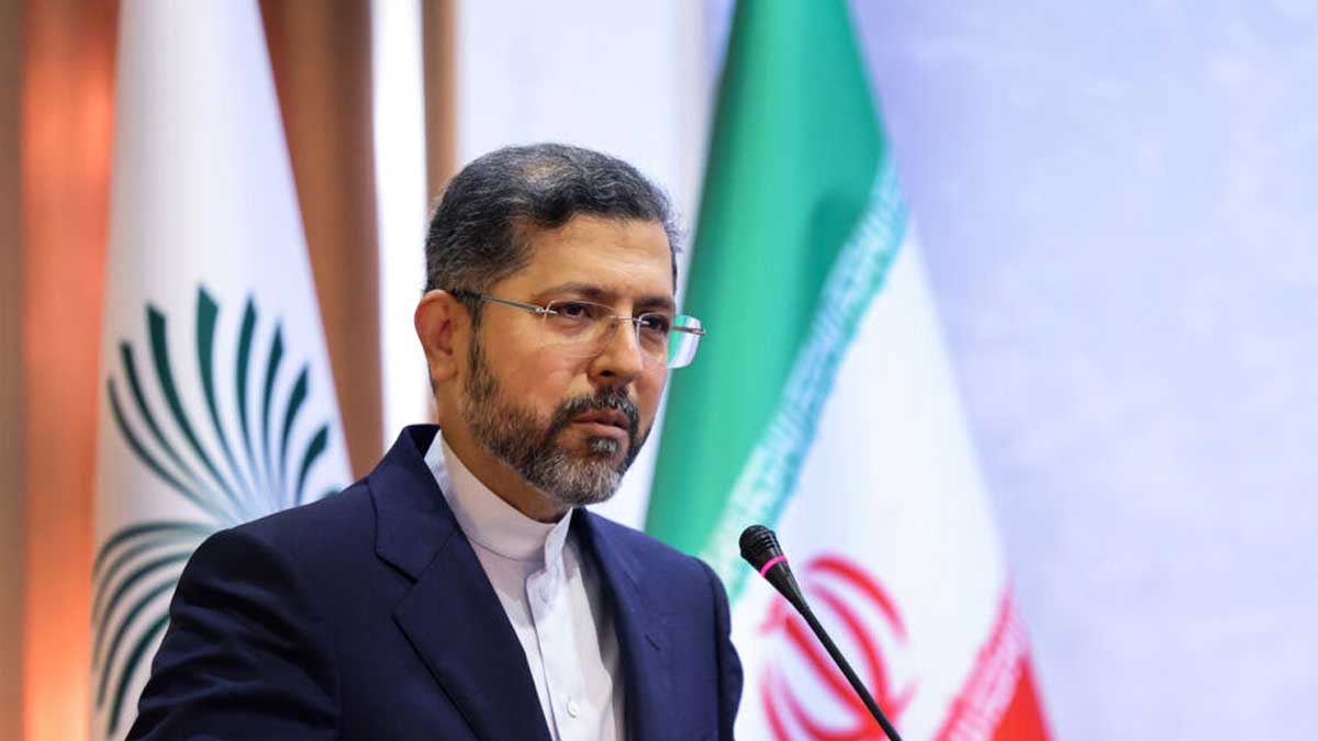خطیب‌زاده در حال تشریح استراتژی دیپلماسی ایران در مذاکرات بین‌المللی
