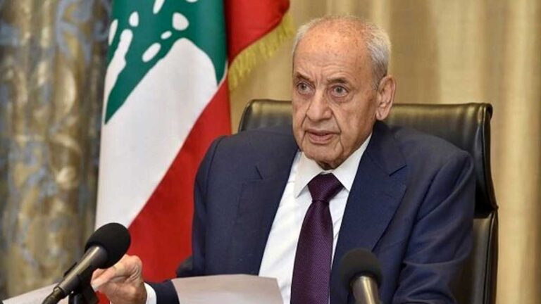 نبیه بری رئیس پارلمان لبنان در حال سخنرانی درباره توافق آتش‌بس