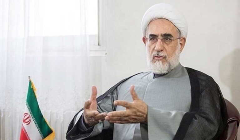 منتجب‌نیا در حال انتقاد از مخالفان مذاکره با آمریکا