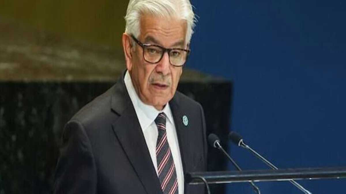 خواجه محمد آصف وزیر دفاع پاکستان در حال گفتگو با رسانه روسی درباره تنش با هند