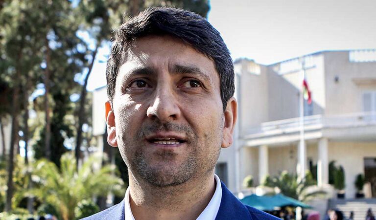 وزیر ارتباطات در حال ارائه گزارش درباره دولت هوشمند و پروژه جی‌نف