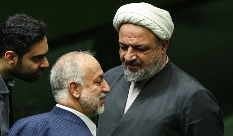 رسایی در حال سخنرانی در صحن علنی مجلس شورای اسلامی درباره لوایح بین‌المللی و نظارت پارلمانی