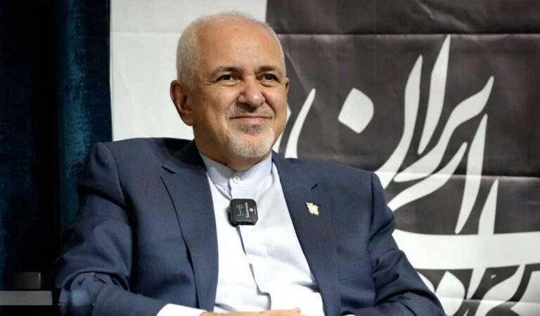 محمدجواد ظریف در حال سخنرانی درباره روابط راهبردی ایران و روسیه
