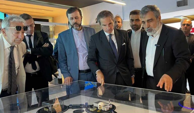 بازدید رافائل گروسی از نمایشگاه دستاوردهای صنعت هسته‌ای ایران
