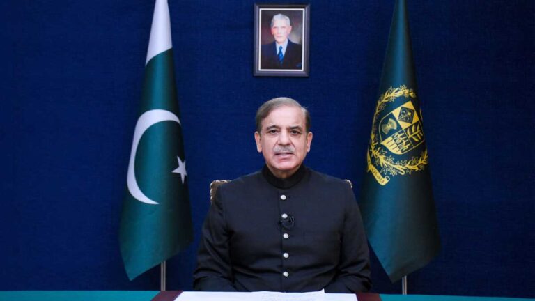 نخست‌وزیر پاکستان شهباز شریف در کنفرانس مطبوعاتی
