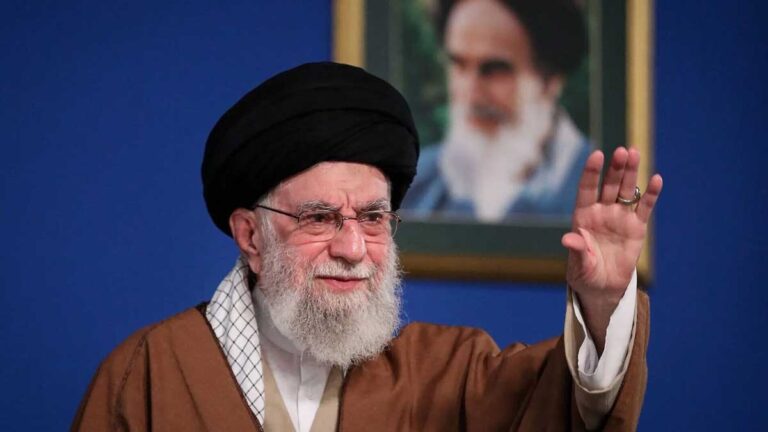 آیت الله خامنه ای در دیدار با خانواده شهید رئیسی و شهدای پرواز اردیبهشت