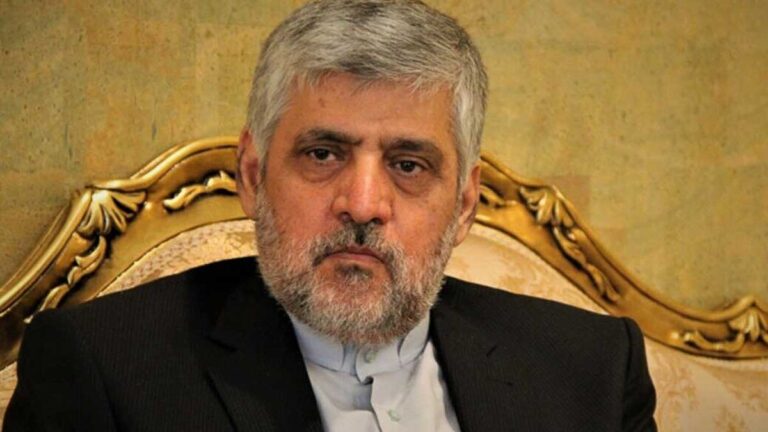 دیپلمات ایرانی در حال سخنرانی درباره آینده سوریه در مجمع گفت‌وگوی تهران