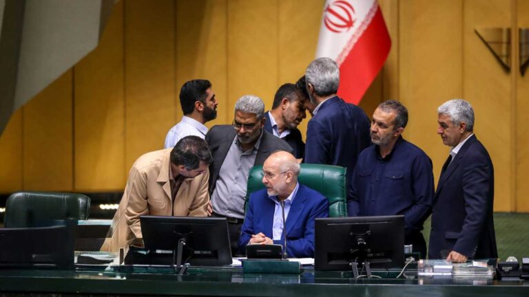 قالیباف در صحن علنی مجلس در حال توضیح قانون جدید حضور وزرا