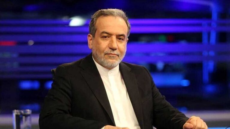 وزیر امور خارجه ایران در حال سخنرانی درباره مذاکرات هسته‌ای
