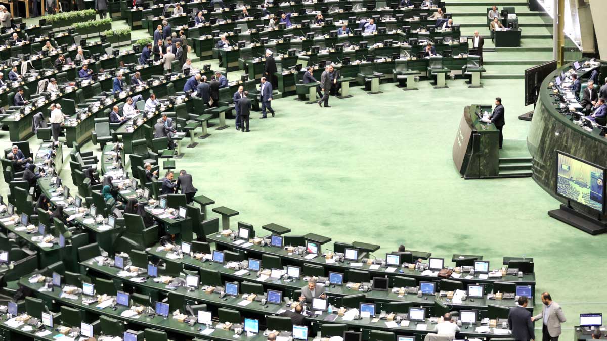 نماینده مجلس در حال سخنرانی درباره امنیت مجلس