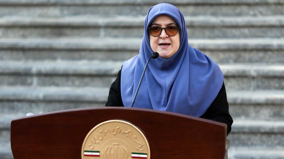 سخنگوی دولت فاطمه مهاجرانی در حیاط دولت در حال پاسخگویی به خبرنگاران