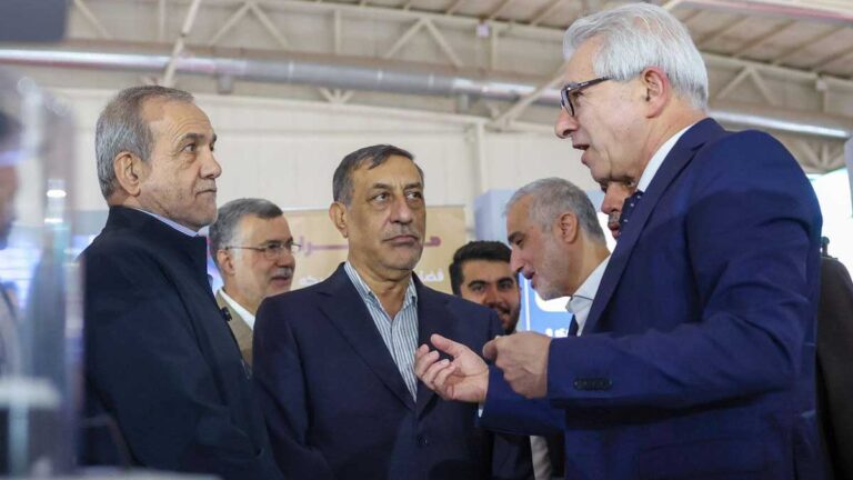 بازدید رئیس‌جمهور از نمایشگاه تجهیزات پزشکی