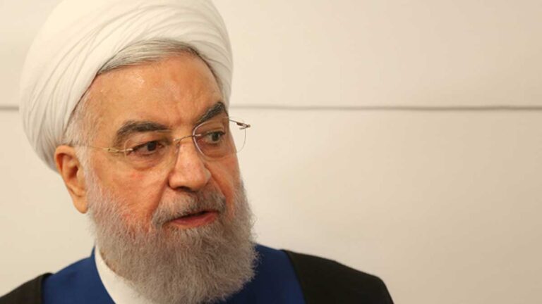 حسن روحانی در حال سخنرانی درباره مذاکرات هسته‌ای و دیپلماسی ایران