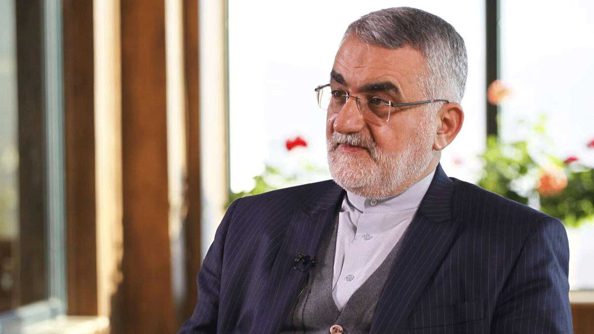 نماینده مجلس در حال صحبت درباره صنعت هسته‌ای ایران