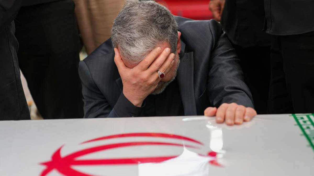 تجمع مردم ایران برای ادای احترام به شهدا