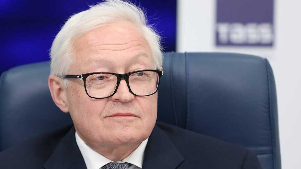 دیپلمات روسی در حال سخنرانی درباره مذاکرات هسته‌ای ایران