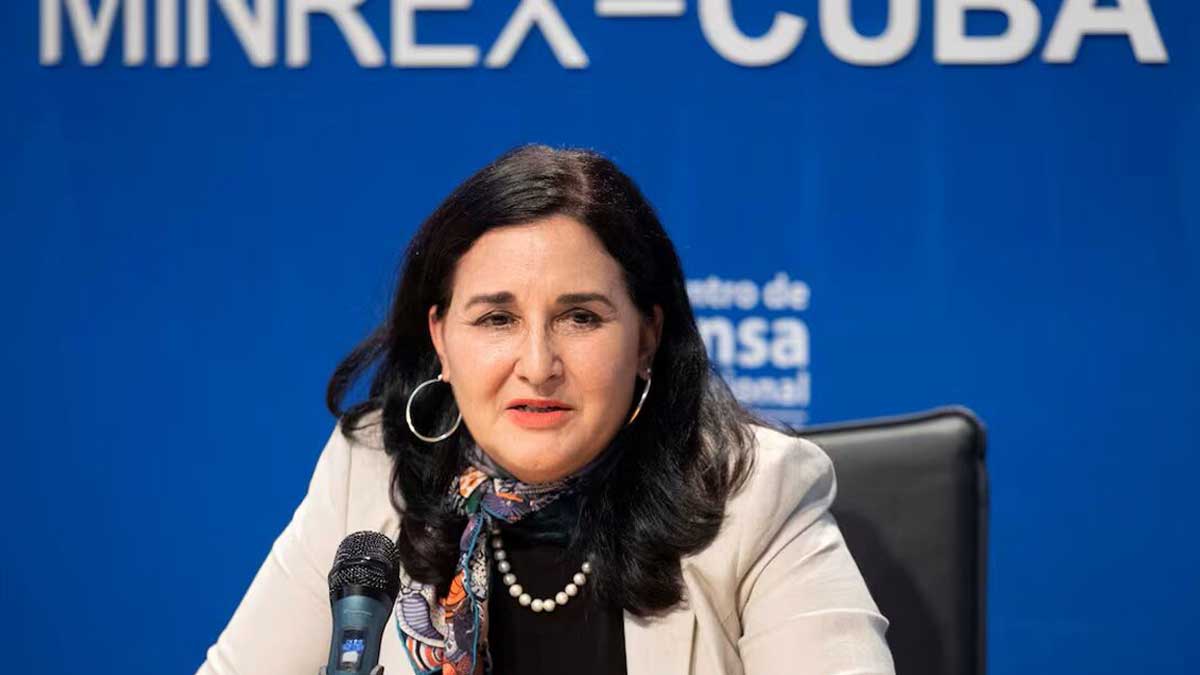 پرچم کوبا و آمریکا در کنار هم با نمایش تنش دیپلماتیک
