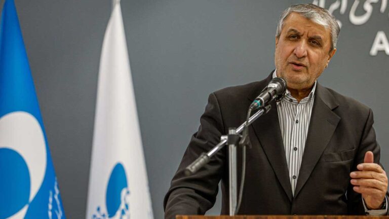 رئیس سازمان انرژی اتمی ایران در حال سخنرانی درباره برنامه هسته‌ای کشور