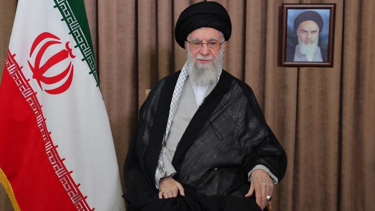 رهبر انقلاب در حال سخنرانی درباره پاسخ به حملات رژیم صهیونیستی