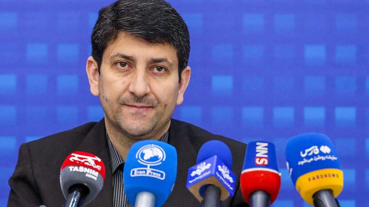 وزیر ارتباطات ایران در حال صدور بیانیه رسمی