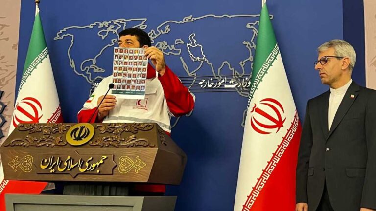 امدادگران هلال احمر ایران در حال نجات قربانیان حملات