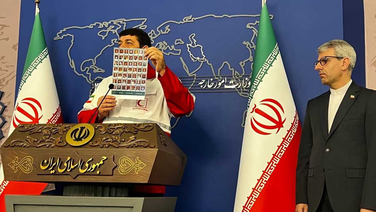 امدادگران هلال احمر ایران در حال نجات قربانیان حملات