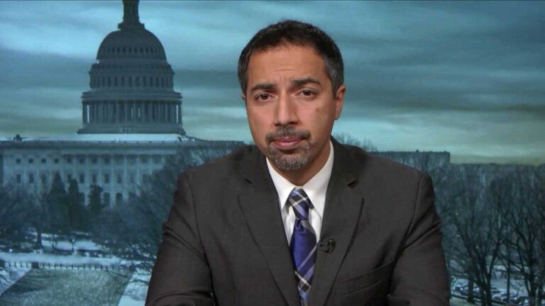 تحلیلگر سیاسی تریتا پارسی در حال صحبت درباره دیپلماسی ایران