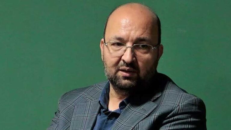 سخنگوی جبهه اصلاحات ایران در مقابل منبر نماز جمعه