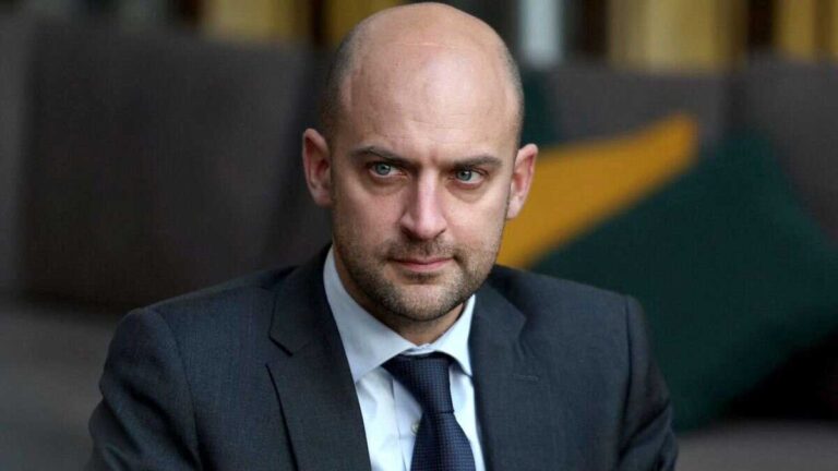 پرچم ایران، فرانسه و آلمان در کنار نماد آژانس بین‌المللی انرژی اتمی