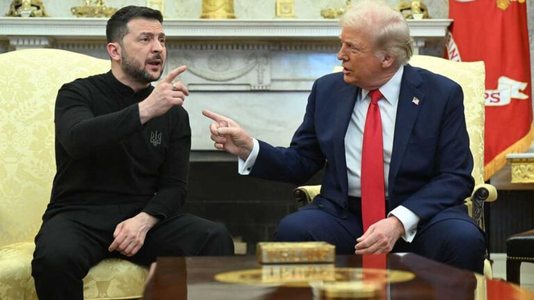 رئیس سازمان بورس و اوراق بهادار ایران در حال سخنرانی درباره عرضه خودرو در بورس