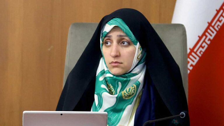 زنان کارآفرین مازندران در حال کار با محصولات دستی