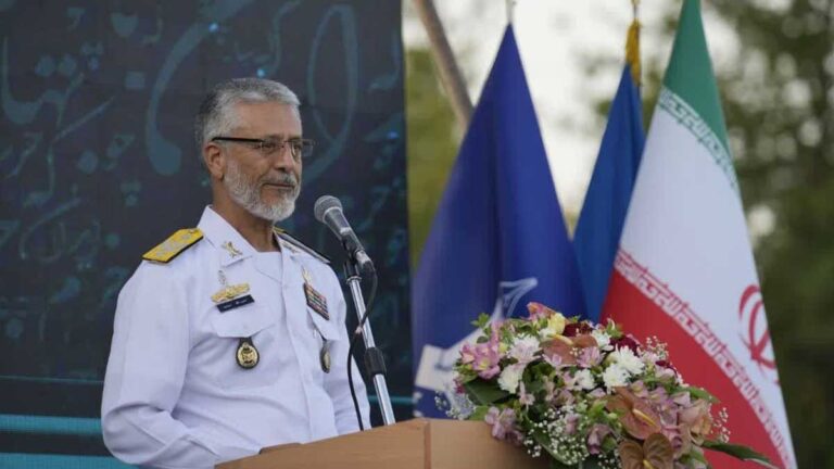 امیر دریادار حبیب‌الله سیاری در حال سخنرانی درباره دفاع مقدس