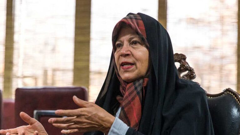 زنان ایرانی در حال موتورسواری در خیابان‌های شهر