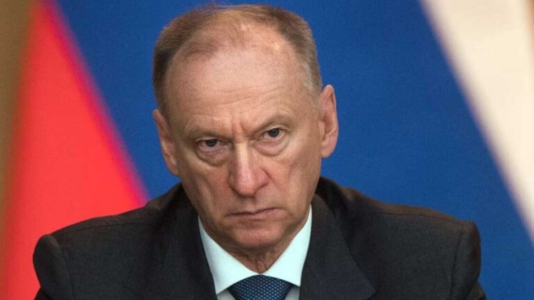 نیکلای پاتروشف در حال سخنرانی درباره روابط ژئوپلیتیکی