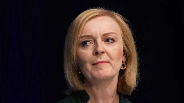 لیز تراس نخست‌وزیر سابق انگلیس در حال سخنرانی