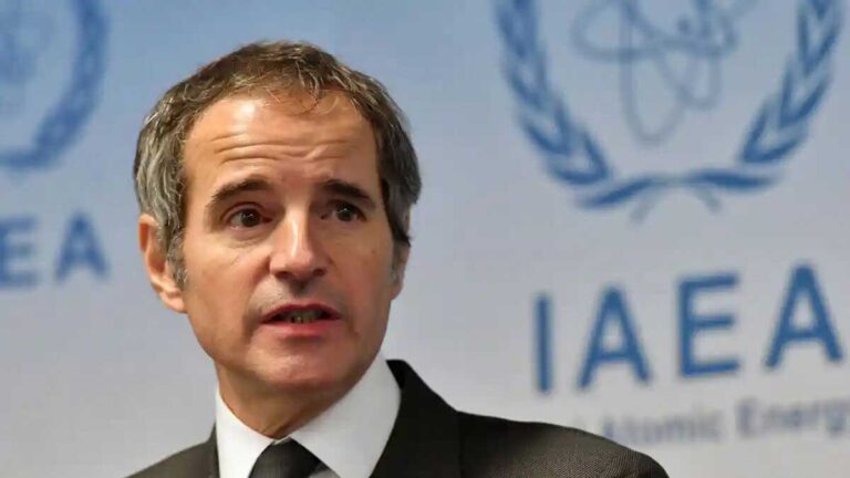رافائل گروسی مدیرکل آژانس بین‌المللی انرژی اتمی در حال سخنرانی درباره برنامه هسته‌ای ایران