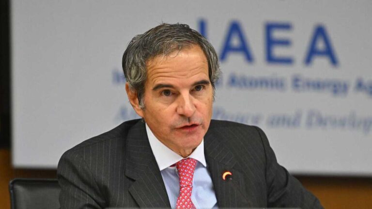 رافائل گروسی مدیرکل آژانس بین‌المللی انرژی اتمی در حال سخنرانی 