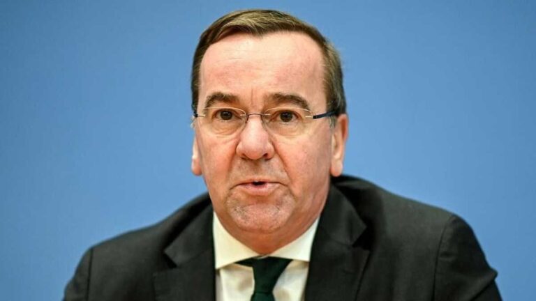 وزیر دفاع آلمان و پرچم ناتو