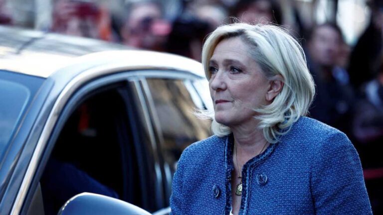 مارین لوپن و پرچم فرانسه در پس‌زمینه ساختمان پارلمان اروپا