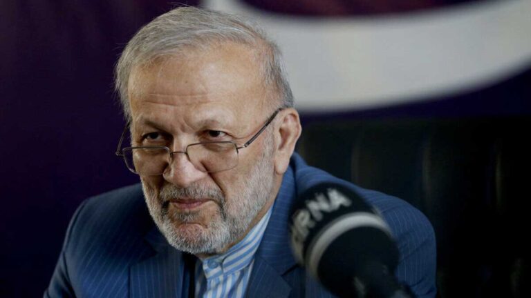 مکانیسم ماشه برجام و پرچم‌های ایران و اتحادیه اروپا در کنار نماد برنامه هسته‌ای