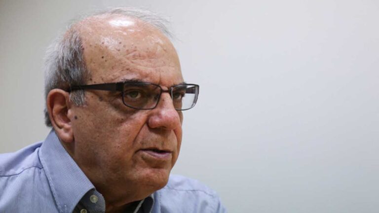 پمپ بنزین و صف خودروها در جایگاه سوخت 