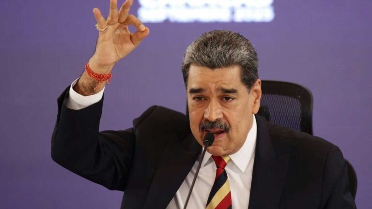 نیکلاس مادورو در حال سخنرانی در دانشگاه نظامی بولیواری ونزوئلا